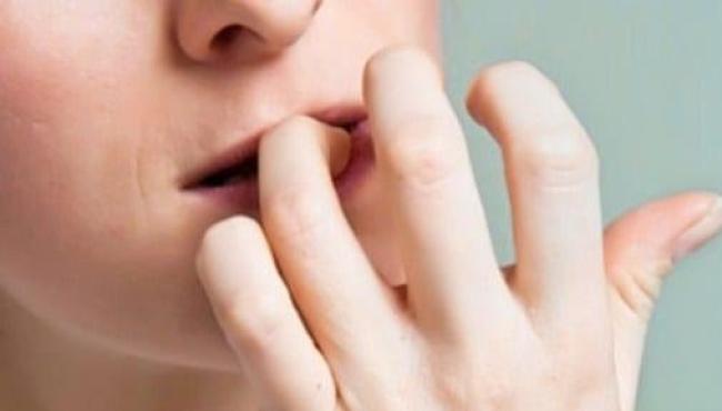 Roer unhas pode causar riscos para a saúde bucal e até a perda de dentes