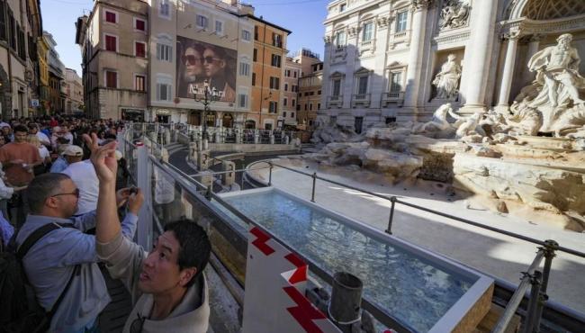 Roma monta piscina improvisada em frente à Fontana di Trevi para turistas jogarem moedas, enquanto monumento é reformado