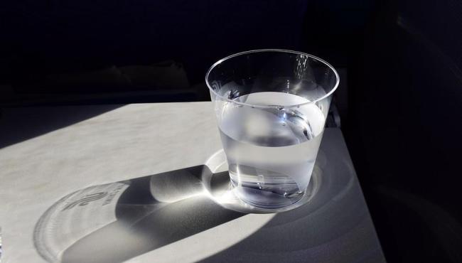 Saiba calcular quanto você deve beber de água por dia; 2 litros não valem para todos