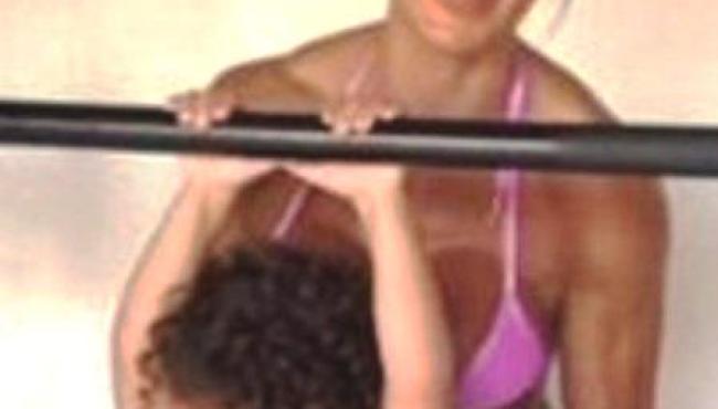 Saiba por que crianças não devem fazer musculação e quais impactos esse exercício causa aos pequenos