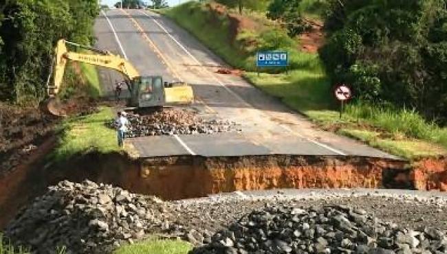 Saiba qual rota alternativa acessar durante obra em cratera na BR-101, em São Mateus, no ES