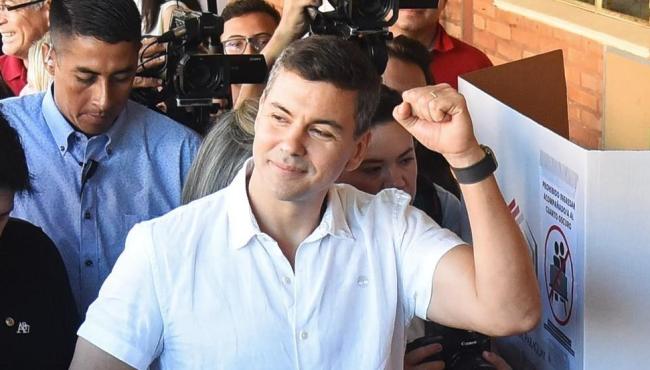Santiago Peña, de 44 anos, vence eleições no Paraguai; conheça o novo presidente do país