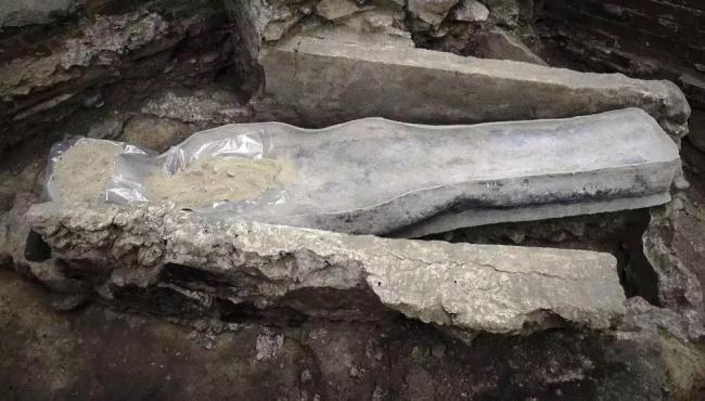 Sarcófago de chumbo do século 14 é encontrado no subsolo da Notre-Dame de Paris