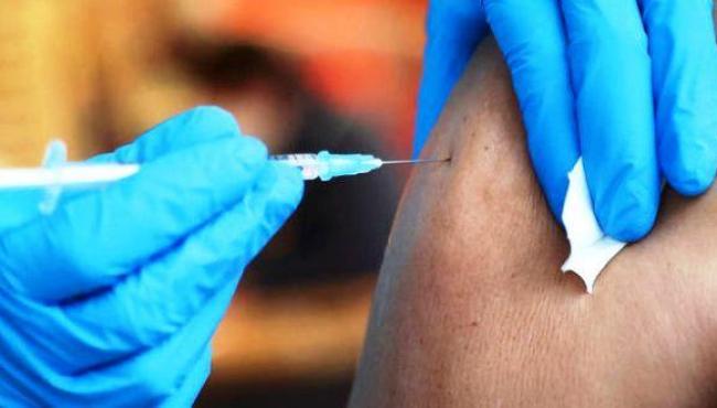 Saúde vai antecipar vacinação de profissionais da educação e pessoas acima de 18 anos