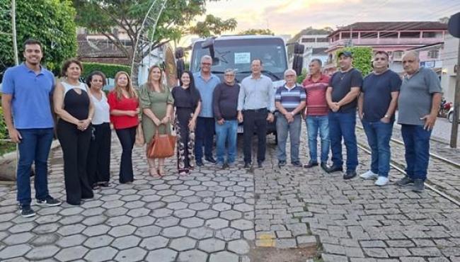 Seag entrega caminhão e reforça apoio à infraestrutura rural em Muqui, no ES