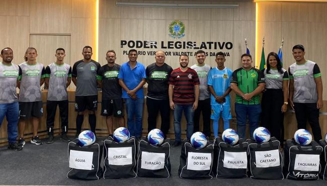 Secretaria de Esportes entrega kits esportivos para times de Pedro Canário, ES