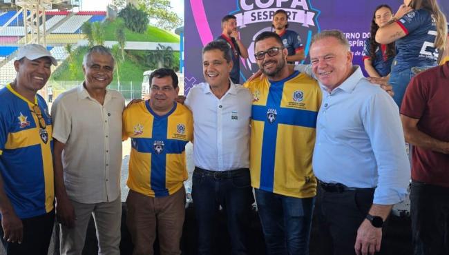 Secretário de Esporte e Lazer de Conceição da Barra, Aroldo Paranaguá, esteve no Estádio Kleber Andrade para receber material da Copa Sesport