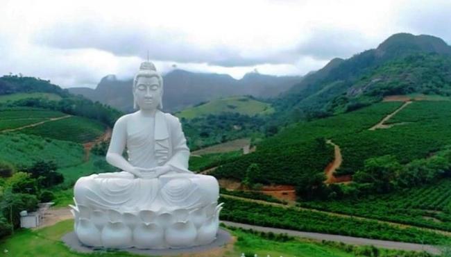 Segunda maior estátua de Buda do mundo é batizada em cerimônia à distância