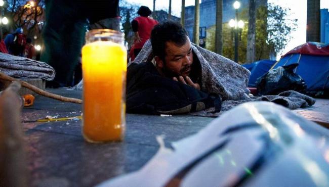 Sem acesso à informação e higiene, moradores em situação de rua seguem expostos à doença