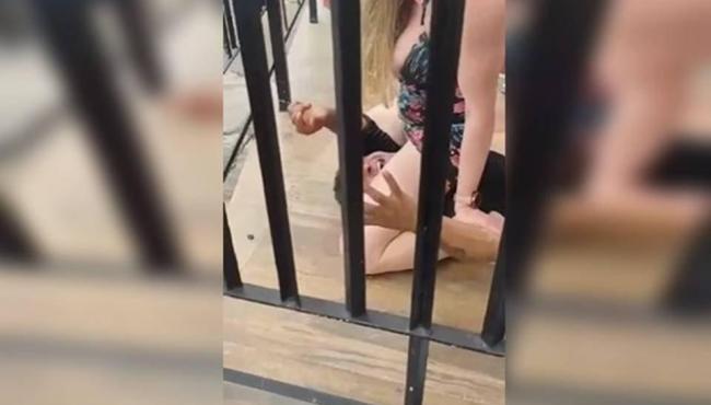 Sem calcinha, mulher faz barraco em UPA e “monta” em homem