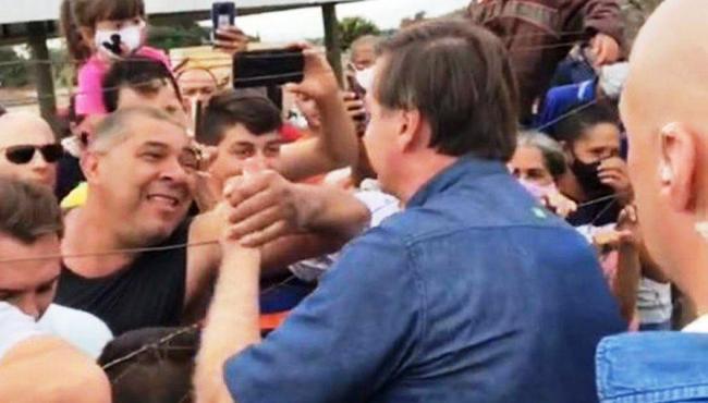 Sem máscara, Bolsonaro promove aglomeração em cidade do interior de Goiás