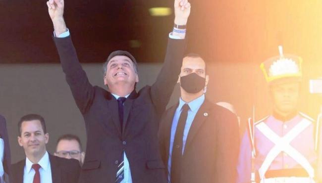 Sem máscara, Bolsonaro tira selfies com apoiadores no Dia da Independência