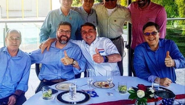 Sem máscaras, Bolsonaro, filho e ministros comemoram a independência dos EUA em Brasília