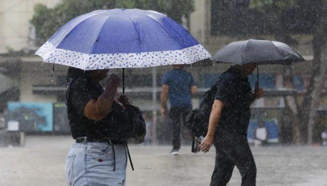 Semana começa com alerta laranja de chuvas intensas em 17 estados