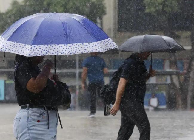 Semana começa com alerta laranja de chuvas intensas em 17 estados