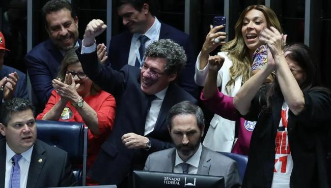 Senado aprova fim da escala 6x1 e redução da jornada de trabalho