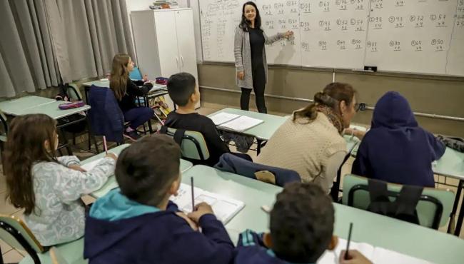 Senado aprova MP que estabelece piso de R$ 5.130 para professores