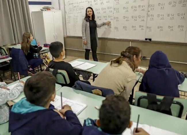 Senado aprova MP que estabelece piso de R$ 5.130 para professores