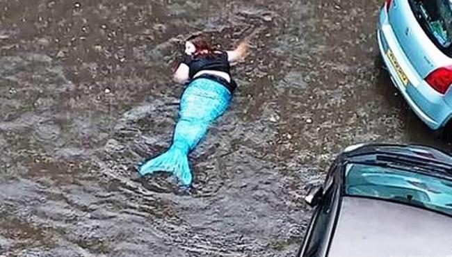 ‘Sereia’ aparece em área alagada durante temporal na Escócia