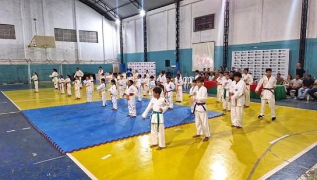 Sesport entrega materiais esportivos do projeto Campeões de Futuro em Jaguaré, no ES