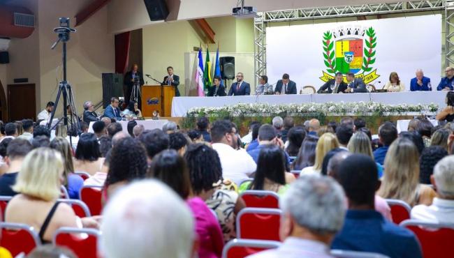 Sessão solene atrai autoridades dos três poderes de são Mateus ES e presidente Paulo Fundão recebe cumprimentos por organização