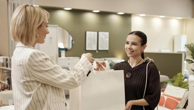 Setores de comércio e serviços no Espírito Santo criam mais de 2.200 empregos formais 