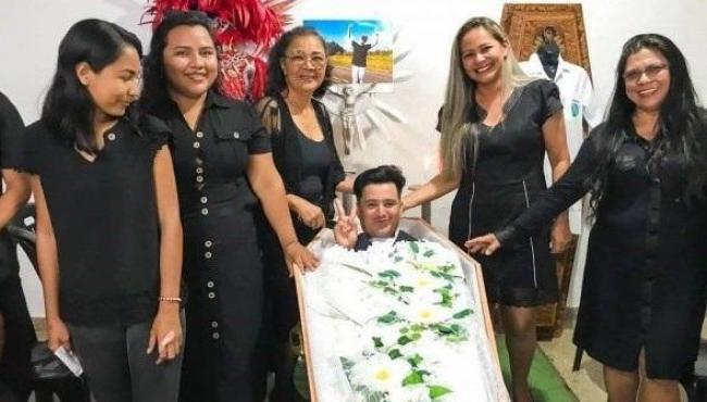 Simulação de funeral com “morto” em curso de eventos viraliza