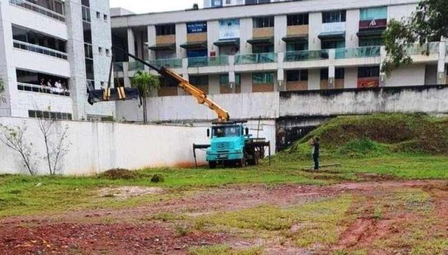 Sofá da discórdia: Móvel é entregue por guindaste e gera briga de vizinhos