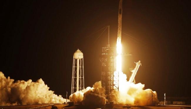 SpaceX e Nasa lançam 4 astronautas rumo à estação espacial; veja vídeo