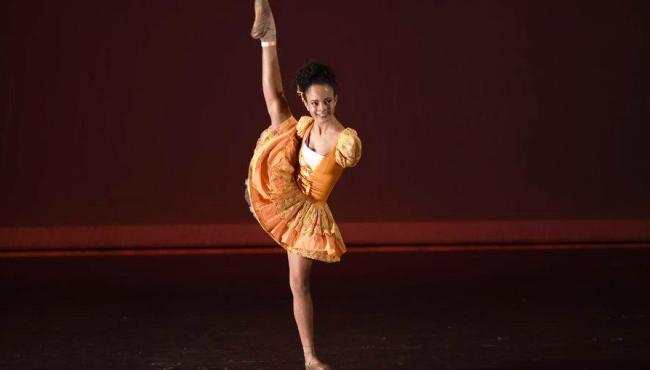 Sucesso na web, bailarina sem braços é destaque da nova geração do balé
