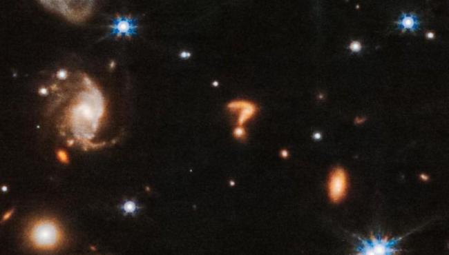 Supertelescópio captura ponto de interrogação ‘escondido’ em registro de um par de estrelas jovens