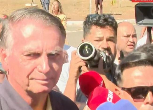 “Suprema humilhação”, diz Bolsonaro sobre ação da PF
