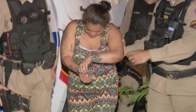 Suspeito de ajudar mulher a matar e cortar partes íntimas de namorado é procurado