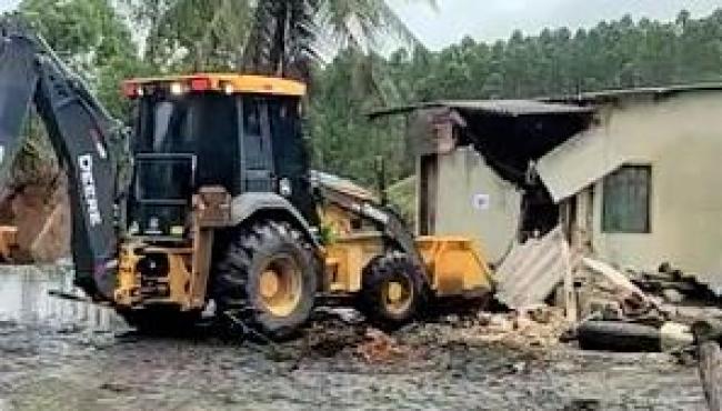 Suzano destrói casas e expulsa casal de idosos de 85 e 76 anos de sua própria terra, em Conceição da Barra, ES