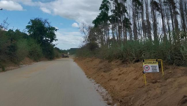 Suzano realiza manutenção de estradas em comunidades rurais de Conceição da Barra, ES