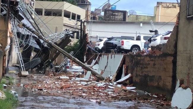Temporal destelha casas, derruba árvores, portões e muros em Colatina, ES
