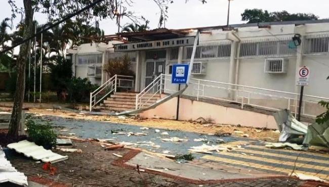 Temporal destrói telhado de Fórum em Mucurici, no ES