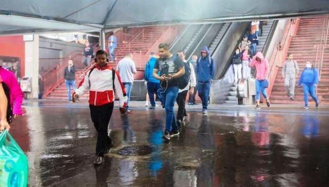 Tenda de higienização é montada em estação da CPTM de Osasco (SP)