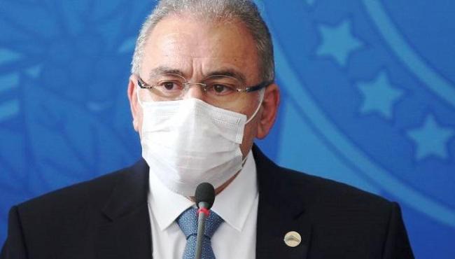 Terceira dose vai começar por idosos e profissionais de saúde, diz Queiroga
