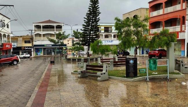 Tiroteio em praça deixa cinco feridos, entre eles uma criança de 8 anos, em Pinheiros, ES