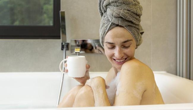 Tomar menos banhos no frio faz mal para o corpo? Especialistas explicam cuidados