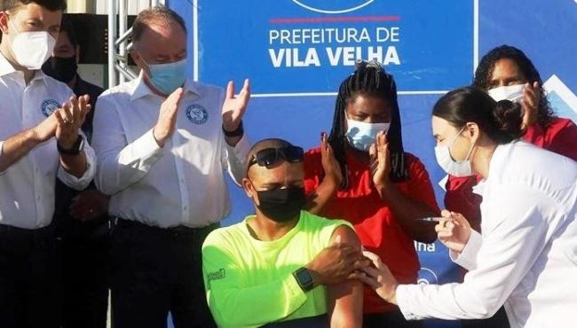 Trabalhadores de limpeza urbana e resíduos sólidos começam a ser vacinados no ES