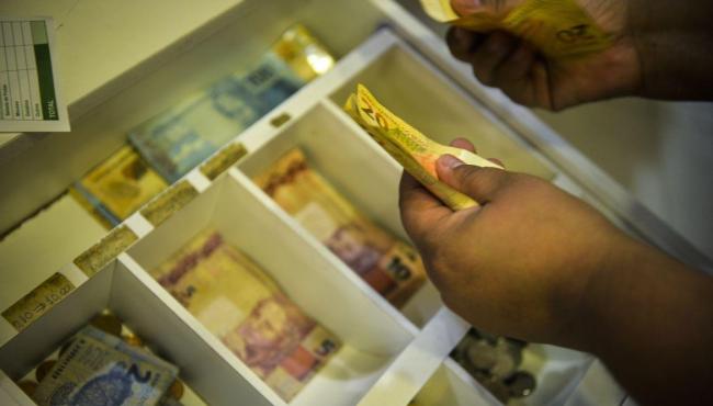 Trabalhadores nascidos em novembro e dezembro recebem abono salarial