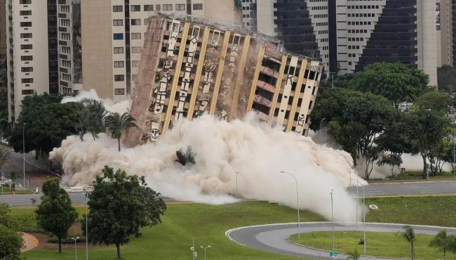 Tradicional hotel de luxo é implodido no centro de Brasília