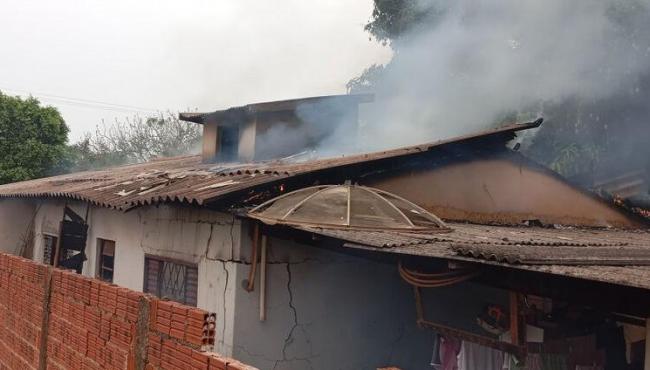 Travesti incendeia casa do irmão e sai nua pelas ruas