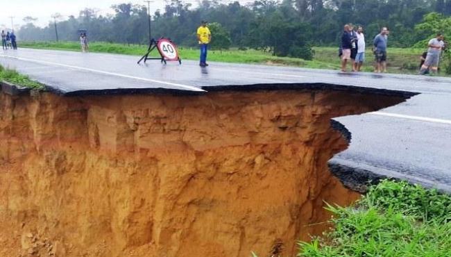 Trecho com cratera causada por chuva na BR-101 no ES será reconstruído em 72 horas, diz concessionária