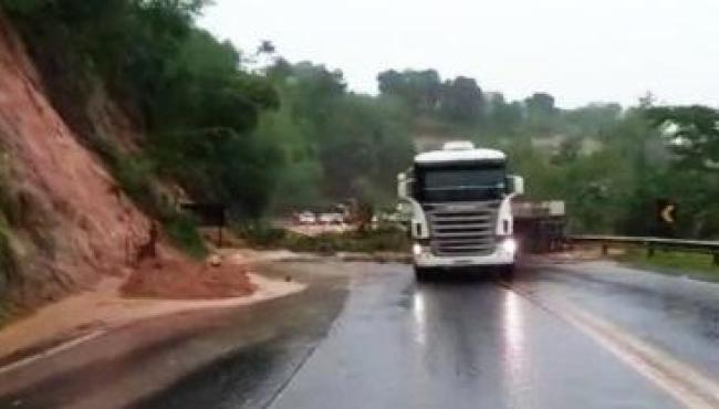 Trecho da BR-101 é interditado por queda de barreira, em Pedro Canário, no Norte do ES