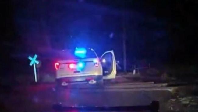 Trem atinge viatura da polícia com mulher algemada dentro