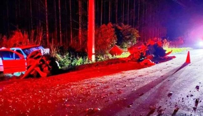Três pessoas morrem em acidente entre carros, Pinherios, no Norte do ES