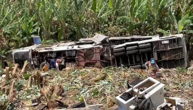 Trio elétrico capota na rodovia PE-089 e deixa três pessoas mortas e seis feridas